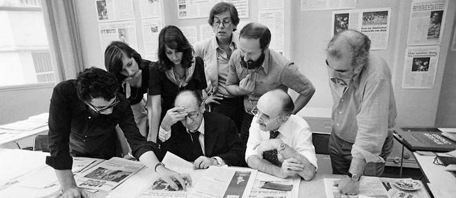 Maurice Siegel (au centre) et son &#233;quipe de journalistes&#160;bouclent le premier num&#233;ro de &#171;&#8201;VSD&#8201;&#187;, en septembre 1977.