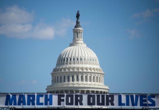 Une banderole est déployée devant la coupole du Capitole à Washington le 23 mars 2018 à la veille de la manifestation "Marchons pour nos vies" © Andrew CABALLERO-REYNOLDS AFP