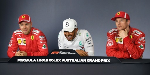 Lewis Hamilton (c/Mercedes), Sebastien Vettem (g/Ferrari) et Kimi Raikkonen (Ferrari) en conférence de presse après les qualif pour le GP d'Australie, le 24 mars 2018 à Melbourne © WILLIAM WEST AFP