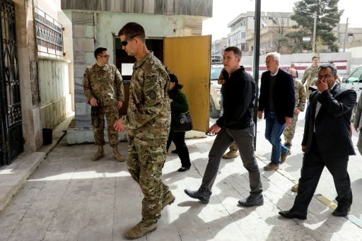 Le général américain James B. Jarrard arrive au conseil civil gérant la ville de Minbej, dans le nord de la Syrie, le 22 mars 2018 © Delil souleiman AFP