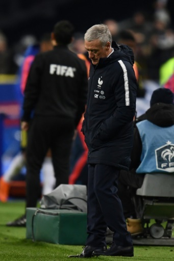 Le sélectionneur de l'équipe de France Didier Deschamps, dépité après la défaite face à la Colombie en amical, au Stade de France, le 23 mars 2018 © FRANCK FIFE AFP