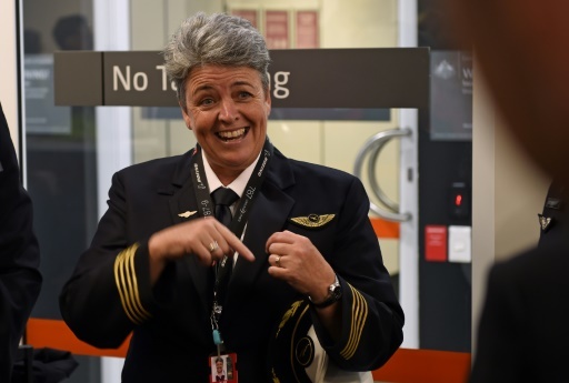 Le commandant Lisa Norman s'adresse aux journalistes avant d'embarquer pour le vol inaugural de la liaison directe de la compagnie australienne Qantas entre Perth et Londres, le 24 mars 2018 © Greg Wood AFP