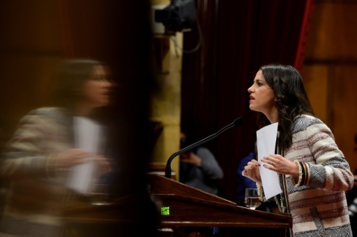La leader du parti anti-indépendantiste Ciudadanos en Catalogne, Inés Arrimadas, prononce un discours au parlement catalan le 24 mars 2018 © LLUIS GENE                           AFP