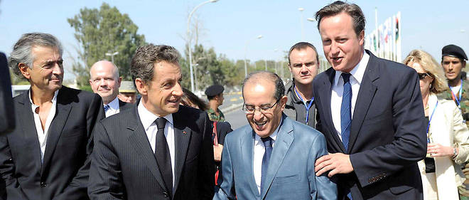 Nicolas Sarkozy avec David Cameron, alors Premier ministre anglais, avec Mahmoud Jibril, chef du gouvernement libyen, et Bernard-Henry L&#233;vy &#224; Tripoli le 15 septembre 2011.