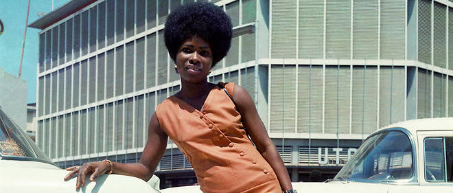 Une assistante de la boutique Sick-Hagemeyer &#224; Accra en 1971.
&#160;