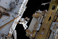 L'astronaute francais Thomas Pesquet n'a pas seulement fait des photos durant son sejour dans la Station spatiale internationale, il a aussi notamment effectue quelques sorties spatiales pour jouer les mecaniciens spatiaux.