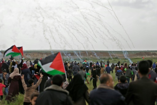 Du gaz lacrymogène est lancé par les forces israéliennes vers des manifestants palestiniens dans la bande de Gaza, près de la frontière avec Israël, le 30 mars 2018 © MAHMUD HAMS AFP