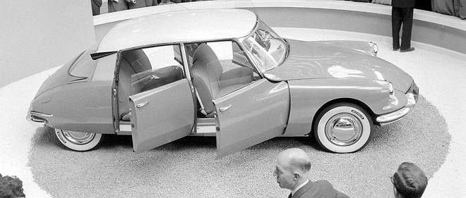 La DS de Citro&#235;n en majest&#233; au Salon de l'auto, le 7 octobre 1955.