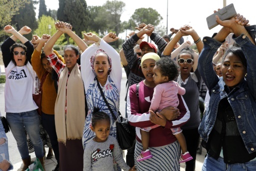 Des migrants africains manifestent à Jérusalem contre la volonté affichée du gouvernement isrélien d'expulser des milliers d'entre eux, le 3 avril 2018 © MENAHEM KAHANA AFP