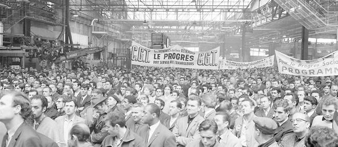 Des ouvriers gr&#233;vistes des usines Renault, membres du syndicat CGT, r&#233;unis au mois de mai 1968 lors d'un rassemblement &#224;&#160;l'int&#233;rieur de l'usine de Boulogne-Billancourt, r&#233;clament un &#171;&#160;programme commun&#160;&#187; pour un &#171;&#160;gouvernement populaire d'union d&#233;mocratique&#160;&#187;.