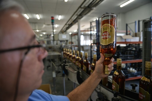 Une bouteille de Havana Club produite à Cuba par le géant français Pernod Ricard © YAMIL LAGE AFP