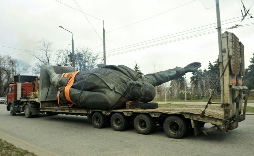 Une statue de Lénine déboulonnée en Ukraine à Zaporizhia, le 17 mars 2016 © PRYLEPA    OLEKSANDR UNIAN/AFP