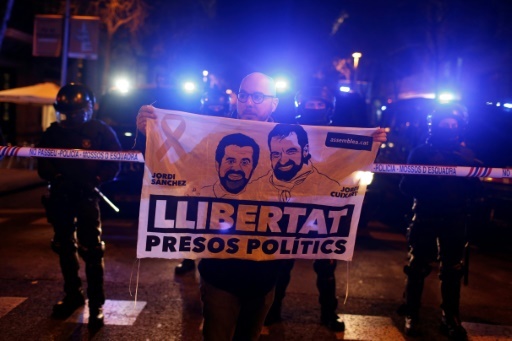 Un manifestant réclame la libération des dirigeants indépendantistes Jordi Sanchez et Jordi Cuixart, le 23 mars 2018 à Barcelone  © Pau Barrena AFP