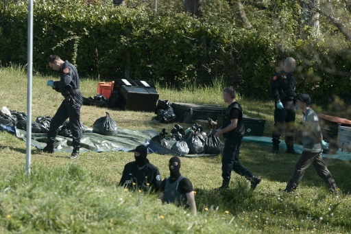Des policiers français découvrent une cache d'armes dont l'emplacement a été communiqué par l'ETA lors de son désarmement, le 8 avril 2017 à Saint-Pée-sur-Nivelle, dans le sud de la France © IROZ GAIZKA AFP/Archives