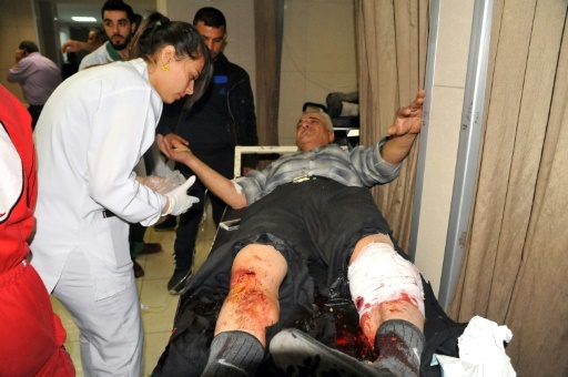 Photo fournie par l'agence de presse officielle syrienne Sana le 7 avril 2018 montrant un homme blessé recevant des soins dans un hôpital de la capitale syrienne Damas après des tirs de roquettes © STRINGER SANA/AFP