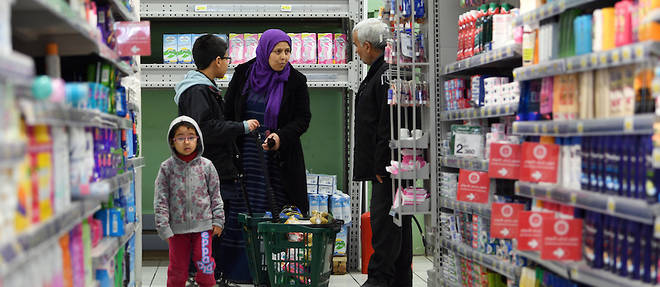 La hausse des prix, aliment&#233;e notamment par la chute du dinar, ainsi que l'augmentation des taxes compliquent un peu plus le quotidien des familles tunisiennes.&#160;