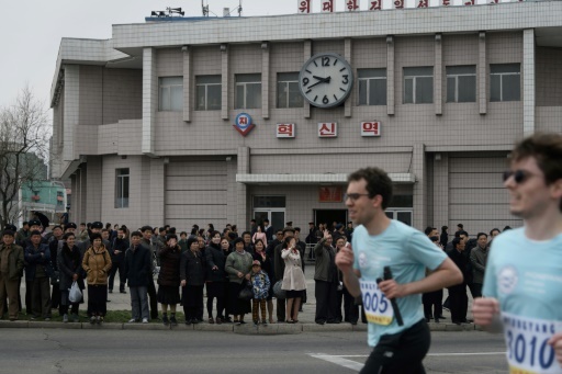 Compétiteurs étrangers lors du marathon de Pyongyang, le 8 avril 2018   © Ed JONES AFP