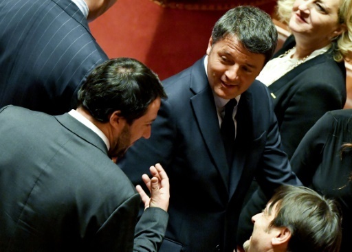 L'ancien secrétaire du PD (gauche) Matteo Renzi (à droite) et le leader la Ligue (extrême droite) Matteo Salvini (de dos à gauche) le 24 mars 2018 au Sénat à Rome © Andreas SOLARO AFP