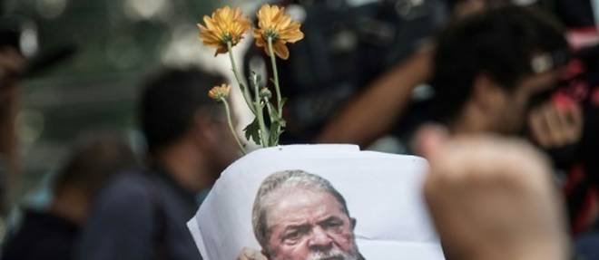 Au Bresil, Lula en prison mais toujours influent