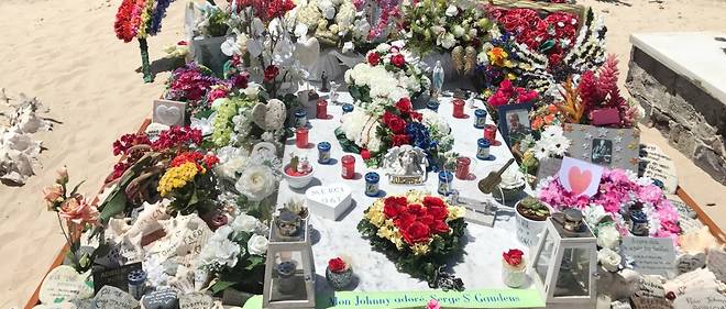 La tombe de Johnny Hallyday &#224; Saint-Barth&#233;lemy accueille chaque jour de nouveaux fans...
