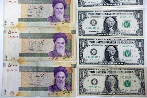 Des rials iraniens et des dollars américains alignés dans un bureau de change à Téhéran le 10 avril 2018 © ATTA KENARE AFP