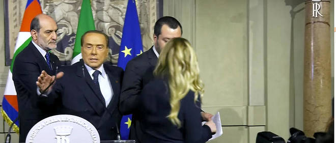 Jeudi, Berlusconi a encore d&#233;montr&#233; son g&#233;nie politique en subtilisant le micro &#224; Matteo Salvini, chef de la Ligue, pour lancer des invectives contre le M5S.