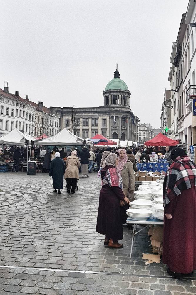 <p>Jour de marché à Molenbeek, à Bruxelles.</p><section class=