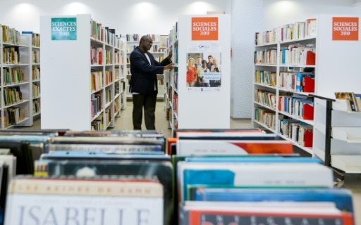 L'écrivain franco-ivoiriren Serge Bilé dans la bibliothèque du Centre culturel français d'Abidjan, le 28 mars 2018 © SIA KAMBOU AFP