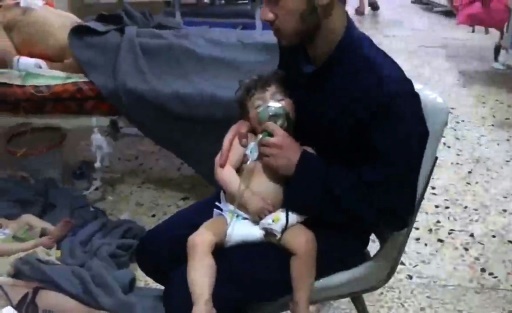 Une image prise sur une vidéo de la Défense civile syrienne montre des volontaires aidant des enfants victimes d'une attaque chimique présumée à Douma, le 8 avril 2018 © HO AFP