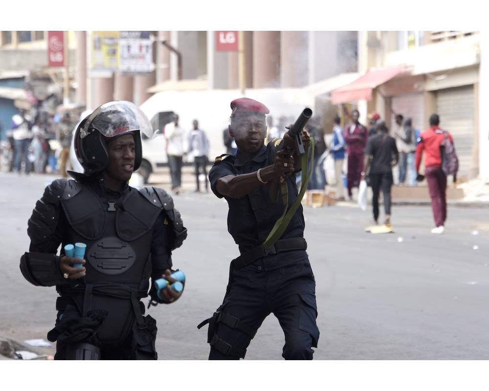Les policiers sénégalais ont tout fait ce 19 avril 2018 pour contenir les manifestants contre la loi sur le parrainage. ©  SEYLLOU / AFP