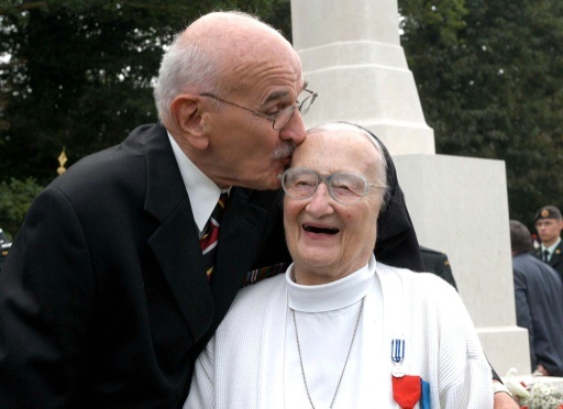 Le vétéran canadien André Michaud, 83 ans, embrasse, le 19 août 2002 au cimetière des "Vertus" près de Dieppe, la soeur-infirmière Agnès-Marie Valois, lors des cérémonies du 60e anniversaire du raid allié du 19 août 1942 © ROBERT FRANCOIS AFP/Archives