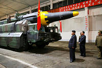 Puissance de feu. Kim Jong-un inspecte un missile balistique Hwasong-12 à Pyongyang. ©KCNA KCNA
