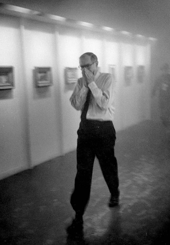 En 1958, un incendie ravage le deuxième étage du MoMa, à New York, un cauchemar pour le directeur, Alfred Barr, ici dans la fumée. © Ralph Morse Ralph Morse / The LIFE Picture Collection / Ralph Morse/The LIFE Picture Col