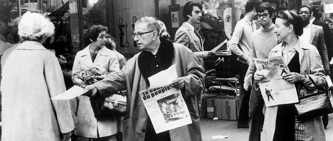 
Le couple Sartre-Beauvoir vend le journal &#171;&#8201;La Cause du peuple&#8201;&#187; dans les rues de Paris, en 1970.
