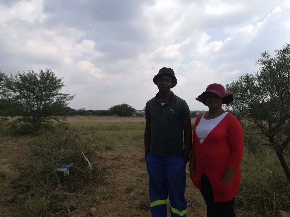 Patricia, 29 ans, et Masedi, 33 ans viennent de marquer une terre.  ©  Claire Meynial