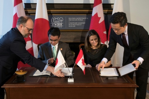 La ministre canadienne des Affaires étrangères Chrystia Freeland et son homologue japonais Taro Kono, signent un accord, le 21 avril 2018 à Toronto © Lars Hagberg AFP