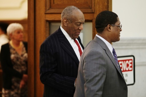 Bill Cosby (g) quitte le tribunal, le 20 avril 2018 à Norristown, en Pennsylvanie © DOMINICK REUTER POOL/AFP