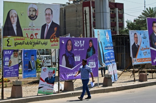 Des affiches des candidats aux élections législatives irakiennes dans une rue de Bagdad, le 19 avril 2018 © AHMAD AL-RUBAYE AFP