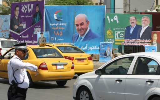 Des affiches de candidats aux élections législatives irakiennes dans une rue de Bagdad, le 19 avril 2018 © AHMAD AL-RUBAYE AFP