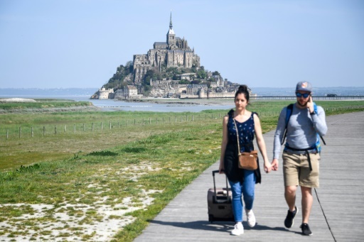 Des touristes ont été évacués du Mont-Saint-Michel le 22 avril 2018 © Damien MEYER AFP