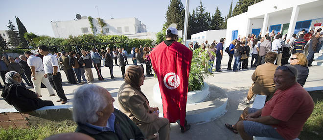 Vaille que vaille, la d&#233;mocratie tunisienne avance. Sa premi&#232;re s&#233;quence a &#233;t&#233; ouverte en octobre 2011. Ici, une longue file de votants &#224; La Marsa.