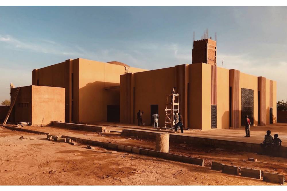  Le projet de Mariam Kamara et de Yasaman Esmaili comprend la transformation d'une mosquée désaffectée en bibliothèque (à l'arrière-plan) et la construction d'une nouvelle mosquée dans le voisinage immédiat (au premier plan). ©  LafargeHolcim Foundation