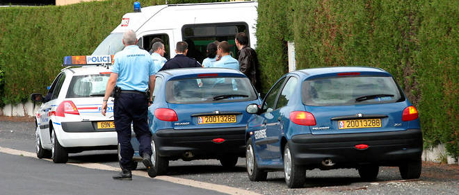 Cantal Devant Un Collège Daurillac Un Homme Tire Sur Son