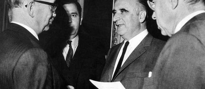 Le Premier ministre Georges Pompidou (au centre), entour&#233; d'&#201;douard Balladur (2e &#224; gauche) et de Jean-Marcel Jeanneney, ministre des Affaires Sociales, le 27 mai 1968  Paris, lors de la crise de mai 1968.