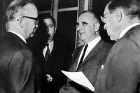  Le Premier ministre Georges Pompidou (au centre), entouré d'Édouard Balladur (2e à gauche) et de Jean-Marcel Jeanneney, ministre des Affaires Sociales, le 27 mai 1968  Paris, lors de la crise de mai 1968. 