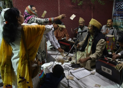 Le chanteur de qawwali (musique soufie), Talha Sabri (c) lors d'un concert avec son groupe, le 19 janvier 2018 à Karachi, au Pakistan © ASIF HASSAN AFP