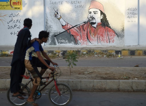 Le portrait du chanteur de qawwali (musique soufie) Amjad Sabri, assassiné par balles, peint sur un mur d'une rue de Karachi, le 27 juin 2016 au Pakistan © ASIF HASSAN AFP