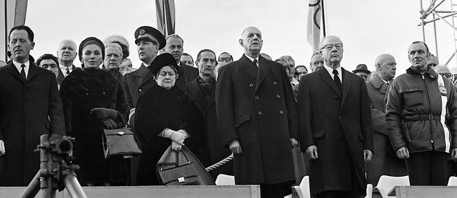 Charles de Gaulle au c&#244;t&#233; de sa femme Yvonne lors de la c&#233;r&#233;monie d'ouverture des Jeux olympiques de Grenoble.