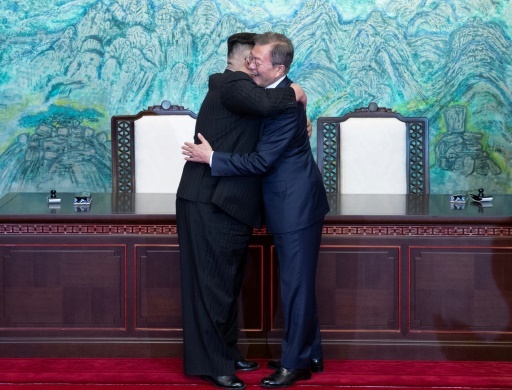 Accolade entre le président sud-coréen Moon Jae-in (d) et le leader nord-coréen Kim Jong Un pendant le sommet intercoréen, le 27 avril 2018 à Panmunjom © Korea Summit Press Pool Korea Summit Press Pool/AFP