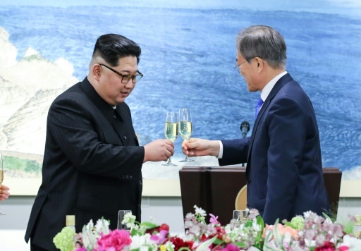 Le leader nord-coréen Kim Jong Un porte un toast avec le président sud-coréen Moon Jae-in au banquet officiel du sommet intercoréen, le 27 avril 2018 à Panmunjom © Korea Summit Press Pool Korea Summit Press Pool/AFP
